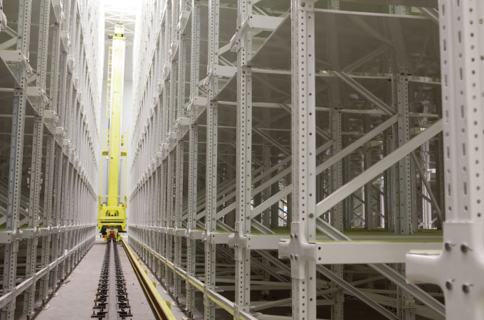 Heavy duty racking system with stacker crane