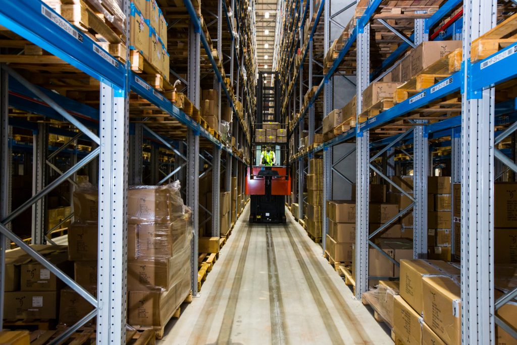 A Stacker Operating in the VNA(Very Narrow Asile)Racking system