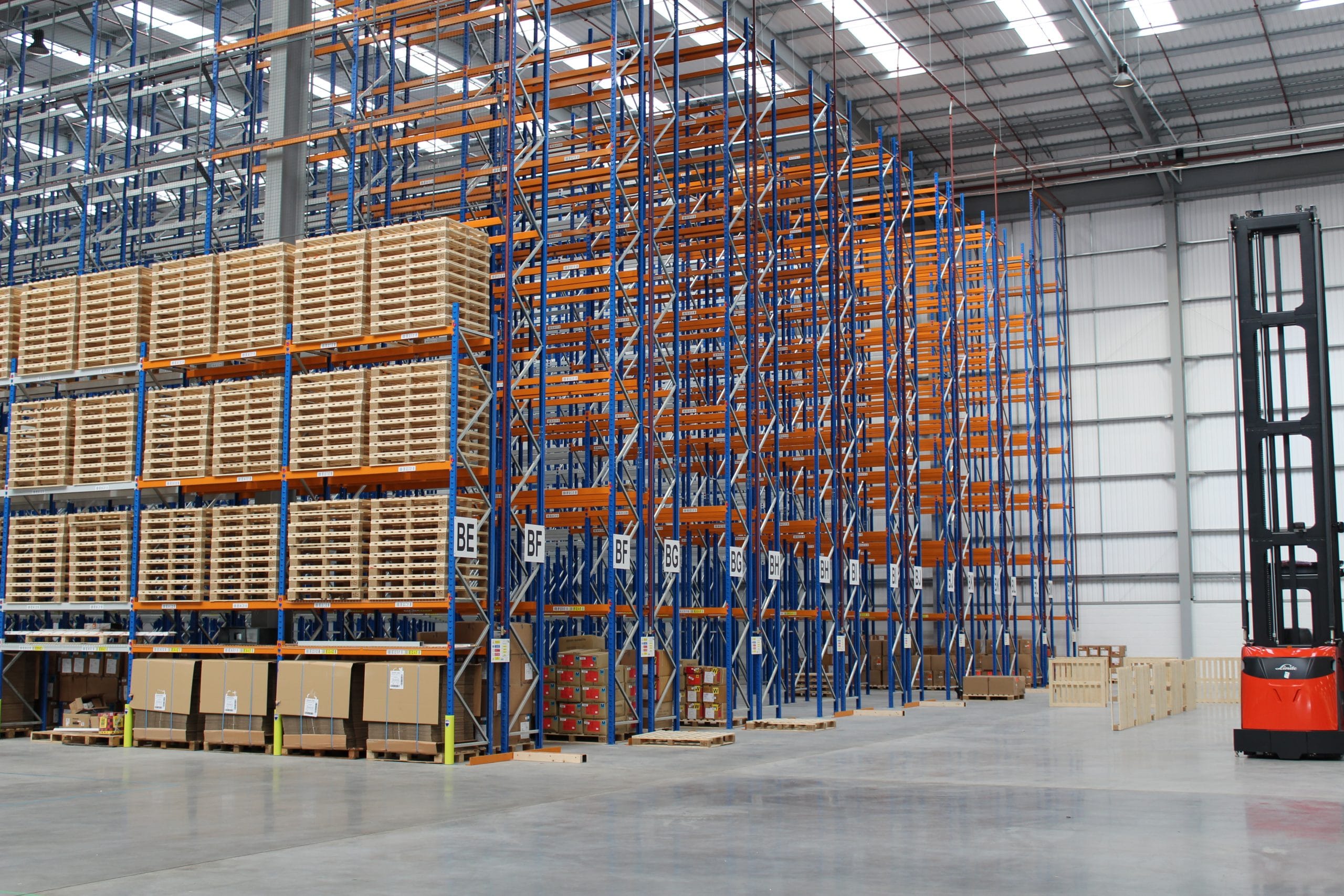  Warehouse Racking System Very Narrow Asile Racking with Cartons